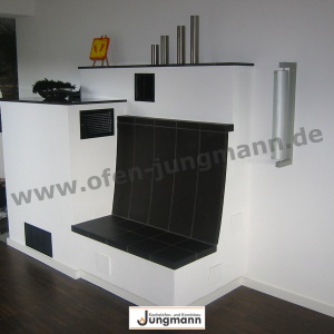 Kachelofen mit kermischen Zügen und Sitzbank