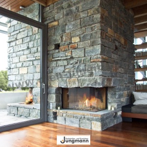 Gaskamin innen, gespiegelt offener Terrassenkamin außen. Verkleidung Tudorfer Bruchstein